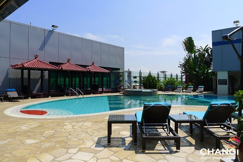 Piscina no terraço do T1 do aeroporto de Singapura