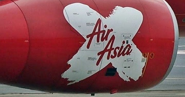 AirAsia X inscrito num dos motores de uma aeronave