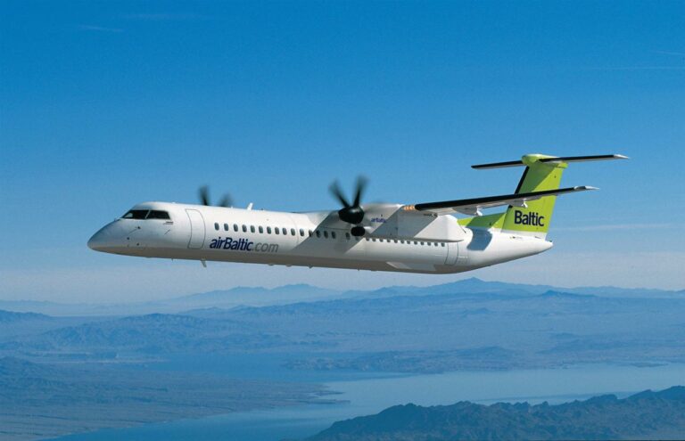 Bombardier Q400 NextGen em voo da airBaltic