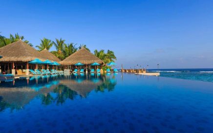 Piscina infinita do Anantara Veli Resort nas Maldivas