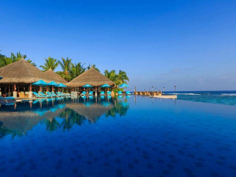 Piscina infinita do Anantara Veli Resort nas Maldivas