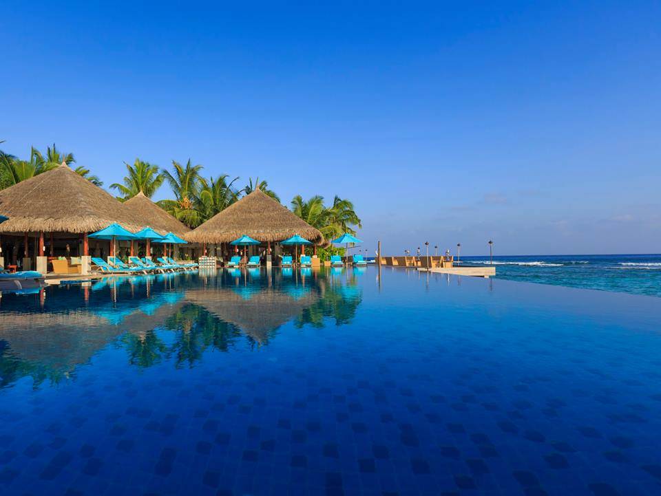 Piscina infinita do Anantara Veli Resort nas Maldivas