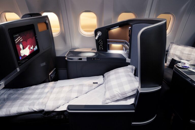 Assento e cama da classe Business da Companhia Aérea SAS