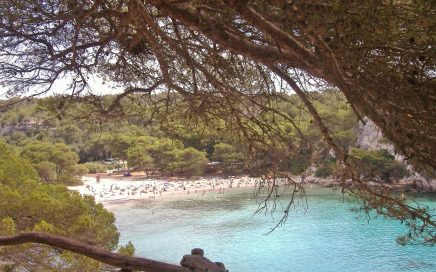 Vista sobre a cala Macarella na ilha de Menorca