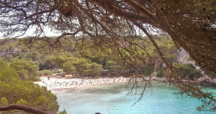 Vista sobre a cala Macarella na ilha de Menorca
