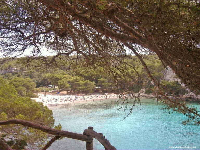 Vista sobre a cala Macarella na ilha de Menorca