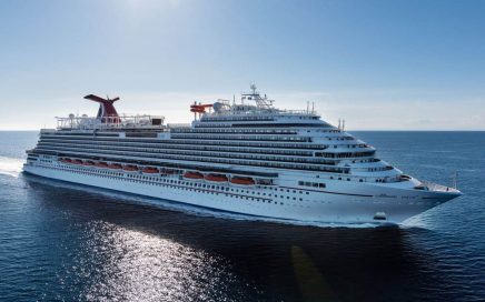 Navio de Cruzeiros carnival Vista em navegação no oceano