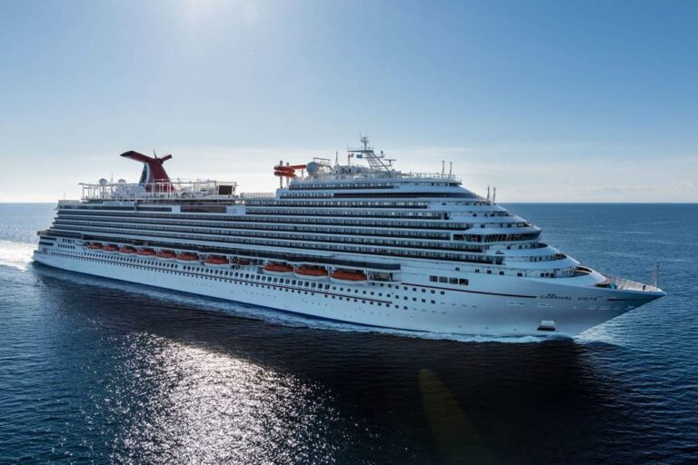 Navio de Cruzeiros carnival Vista em navegação no oceano