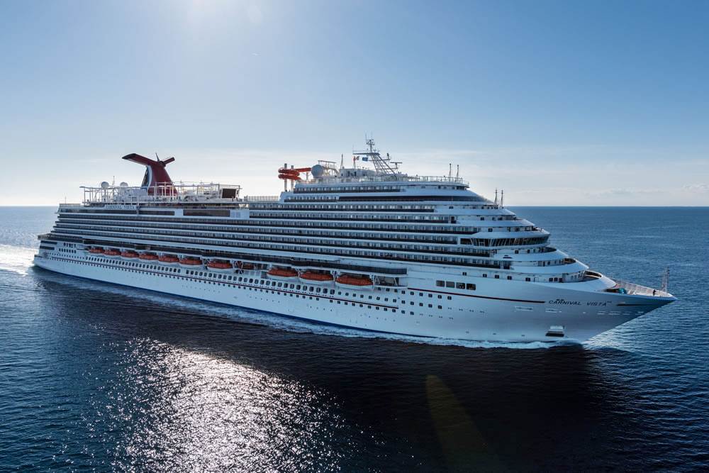 Navio de Cruzeiros carnival Vista em navegação no oceano