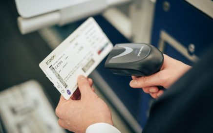 Leitura óptica do bilhete no self-service check-in de bagagem da Cathay Pacific