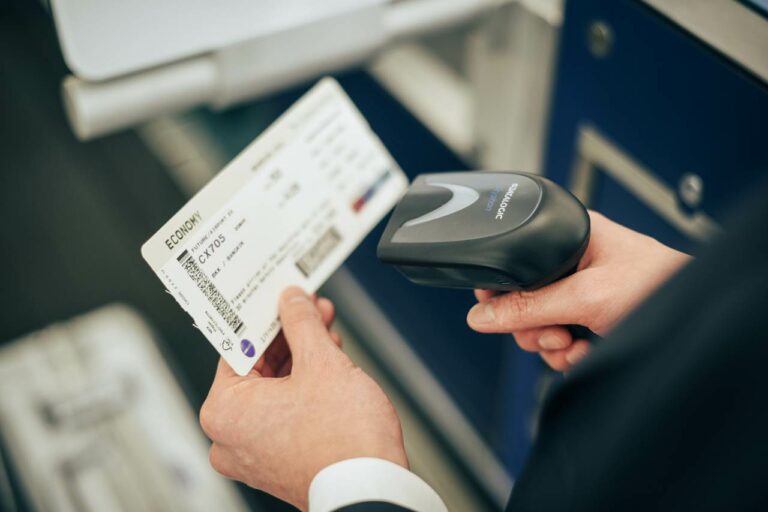 Leitura óptica do bilhete no self-service check-in de bagagem da Cathay Pacific