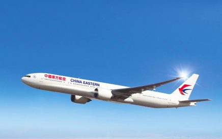 avião em voo da Companhia Aérea China Eastern