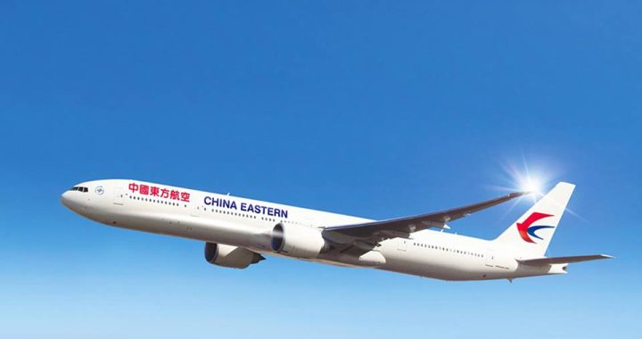 avião em voo da Companhia Aérea China Eastern