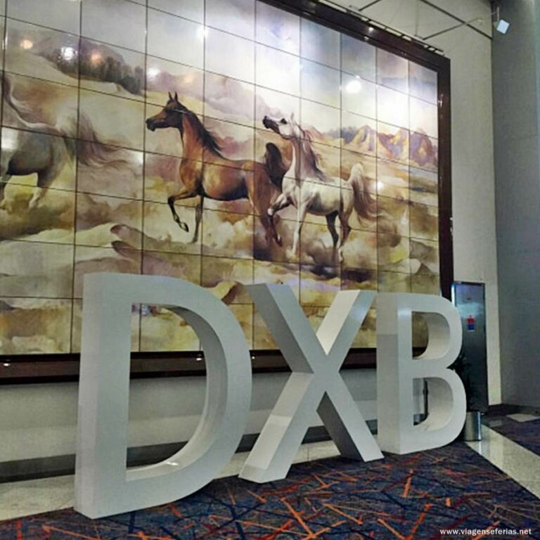 Letras DXB (código IATA) no aeroporto do Dubai