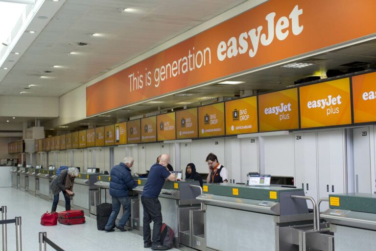 Balcões de check-in da easyJet no aeroporto Londres Gatwick