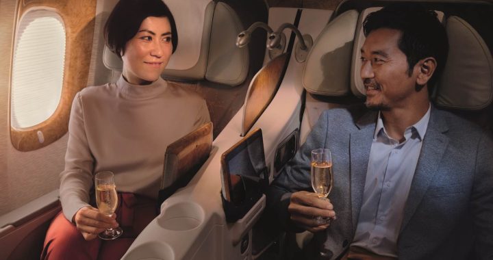 Casal a beber vinho na classe business da Emirates Airline