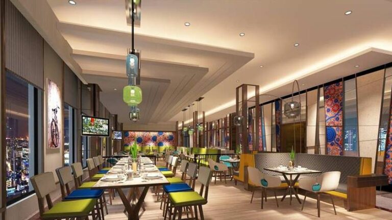 Sala de refeições do hotel Holiday Inn Express Chennai na Índia
