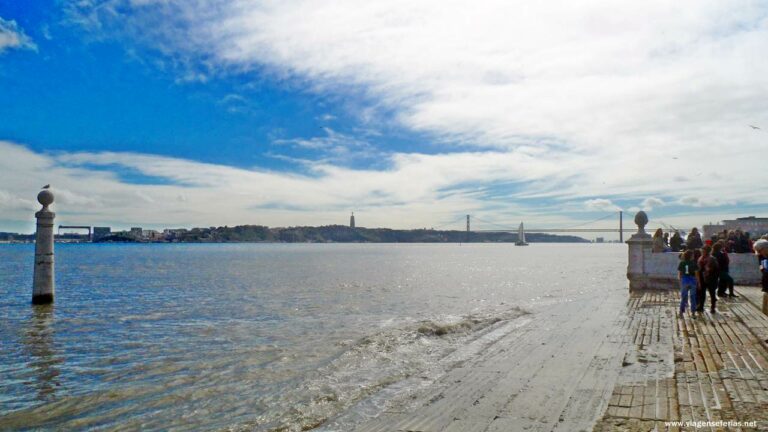 vista de Lisboa (Portugal) sobre Tejo, margem sul e ponte