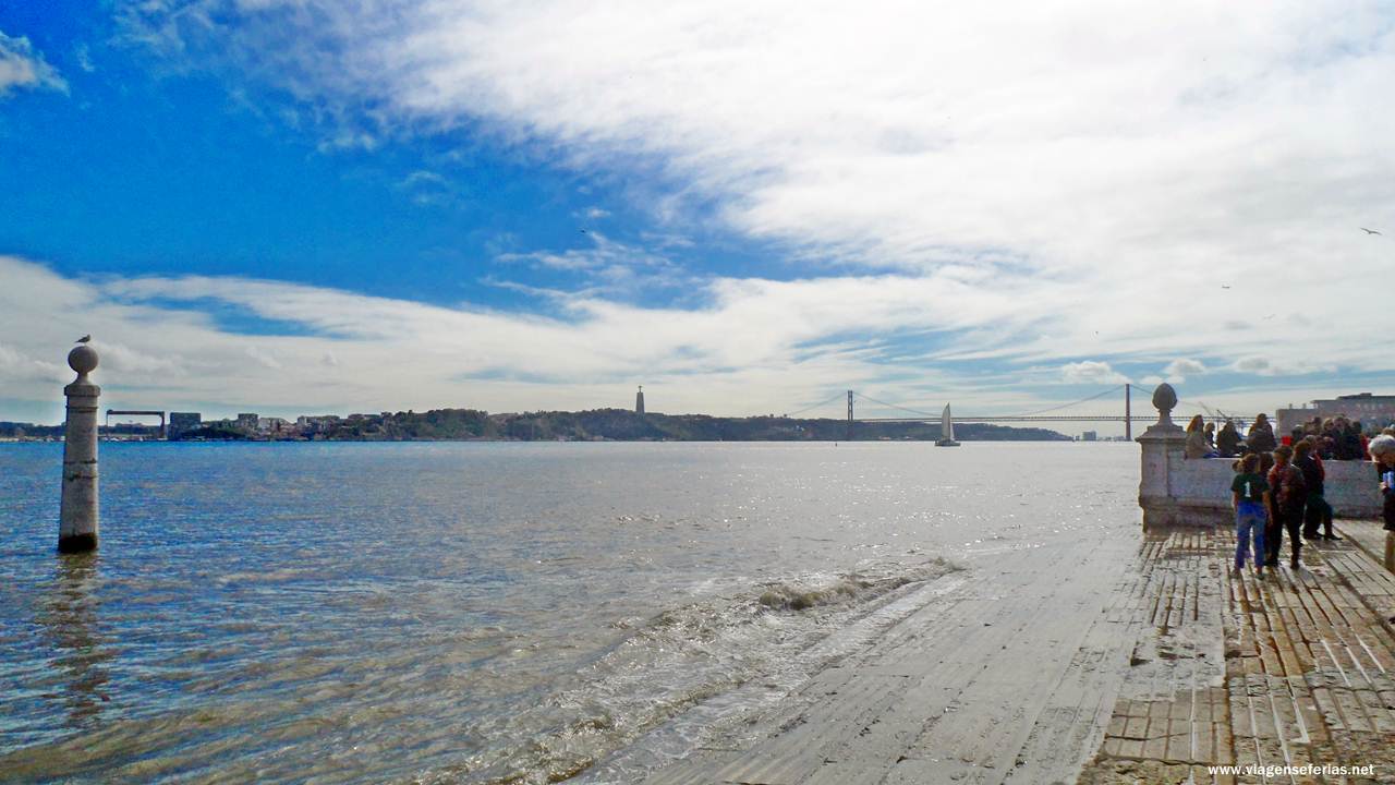 vista de Lisboa (Portugal) sobre Tejo, margem sul e ponte
