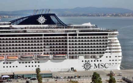 Navio de cruzeiro MSC Splendida no porto de Lisboa