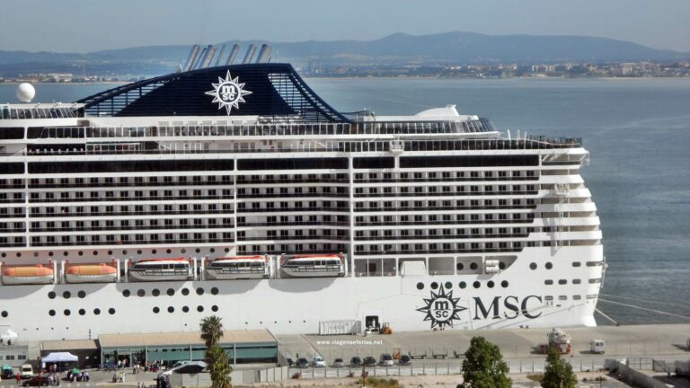 Navio de cruzeiro MSC Splendida no porto de Lisboa