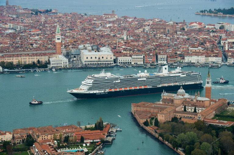 Navio de cruzeiro ms Koningsdam da Holland Cruise Line chega a Veneza