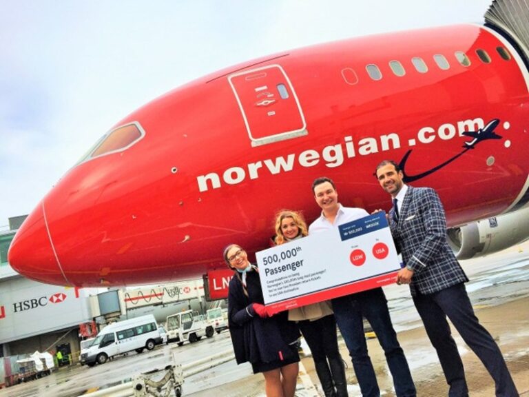Passageiro 500.000 de voos longa distância Norwegian Air recebe prémio