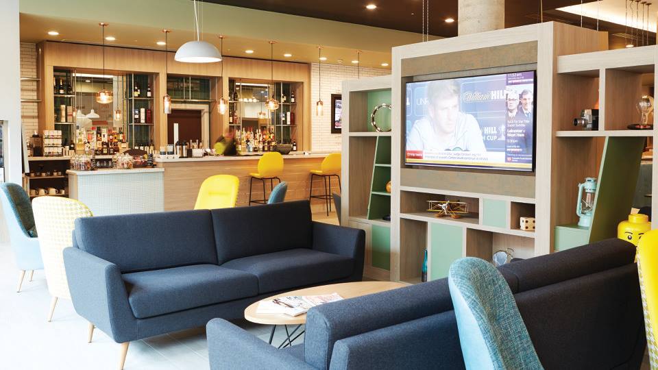 Lobby aberto do hotel Holiday Inn no centro de Manchester