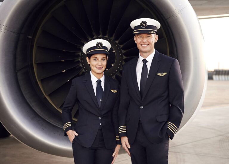 2 pilotos da Qantas Airways posam com os novos uniformes
