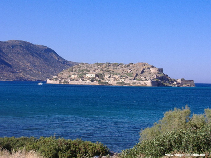 Spinalonga na baia de Mirabelo na ilha de Creta na Grécia