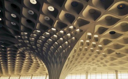 Pormenor da coluna e tecto do aeroporto de Bombaim na Índia