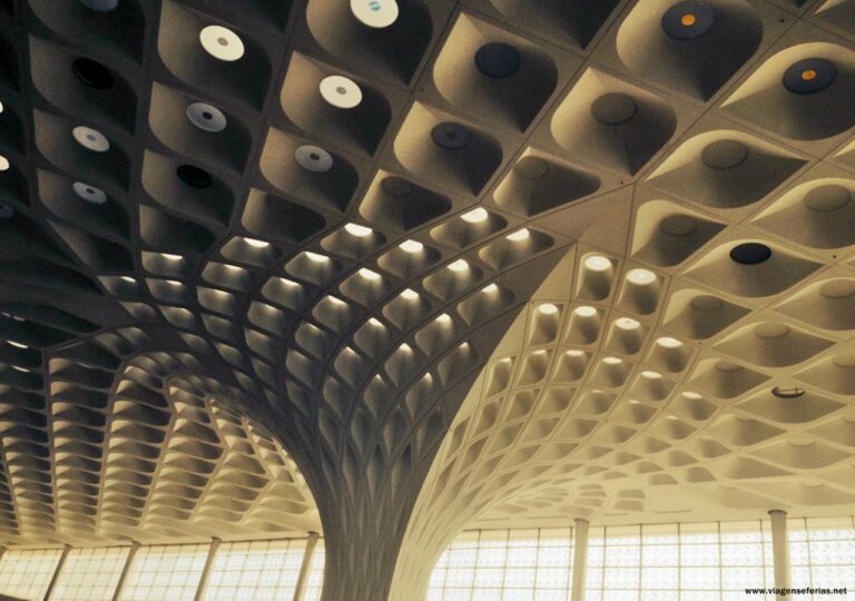 Pormenor da coluna e tecto do aeroporto de Bombaim na Índia