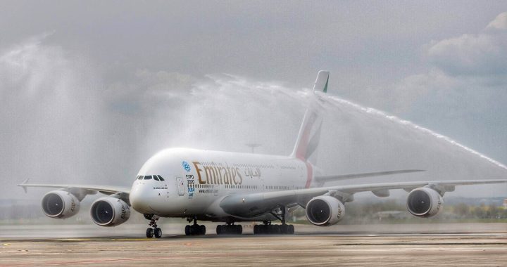 Saudação com canhão de água ao A380 da Emirates Airline em Praga