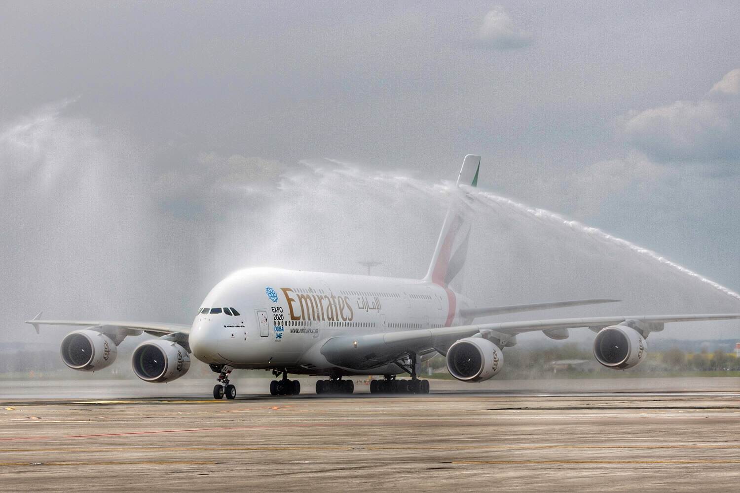 Saudação com canhão de água ao A380 da Emirates Airline em Praga