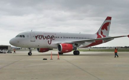 Avião da Air Canada Rouge no aeroporto de Toronto
