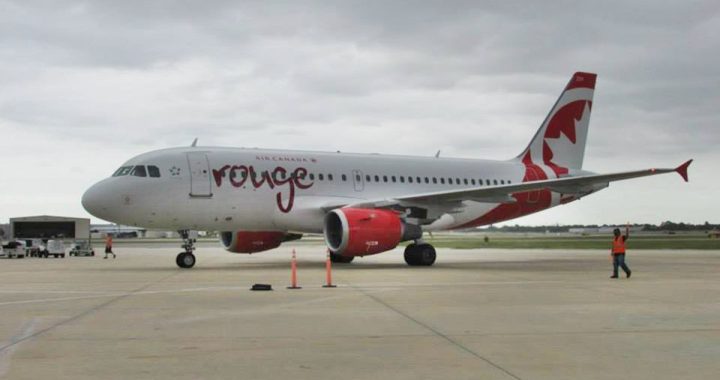 Avião da Air Canada Rouge no aeroporto de Toronto