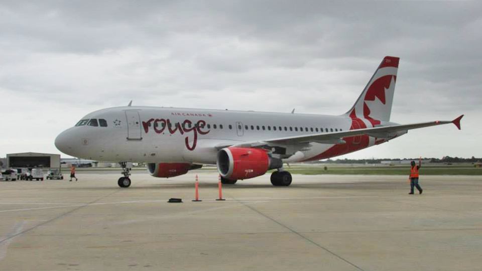 Avião da Air Canada Rouge no aeroporto de Toronto