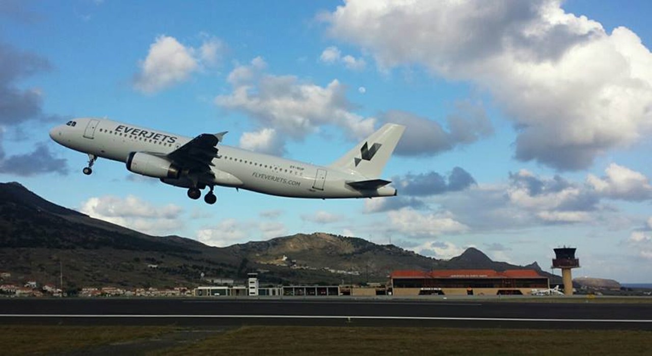 Avião da Everjets a levantar voos na ilha de Porto Santo