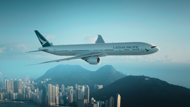 Boeing B777-300ER da Cathay Pacific sobre Hong Kong