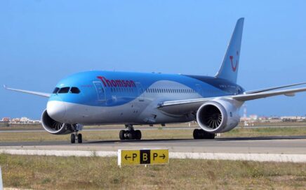 Boeing 787 Dreamliner da Thomson na pista do aeroporto de Faro no Algarve