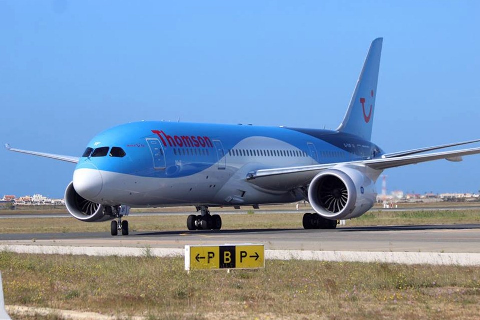 Boeing 787 Dreamliner da Thomson na pista do aeroporto de Faro no Algarve