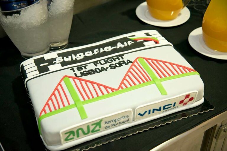 Bolo do voo inaugural da Bulgaria Air entre Lisboa e Sofia