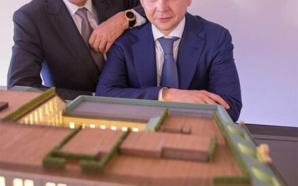 CEO da Bulgari com investidor Russo na apresentação do Hotel de Moscovo