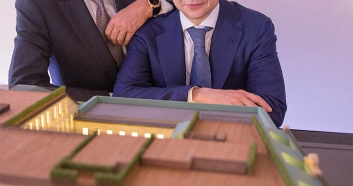 CEO da Bulgari com investidor Russo na apresentação do Hotel de Moscovo