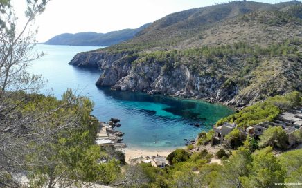 Cala den Serra no norte da ilha de Ibiza em Espanha