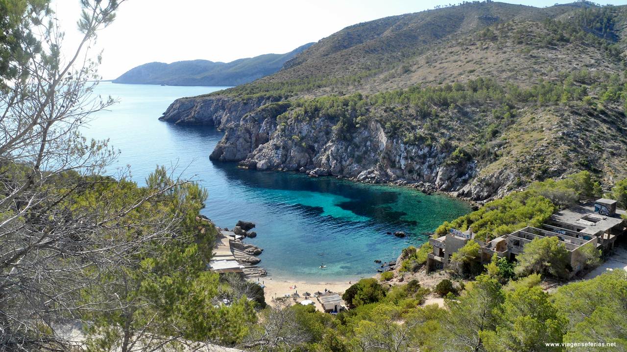 Cala den Serra no norte da ilha de Ibiza em Espanha