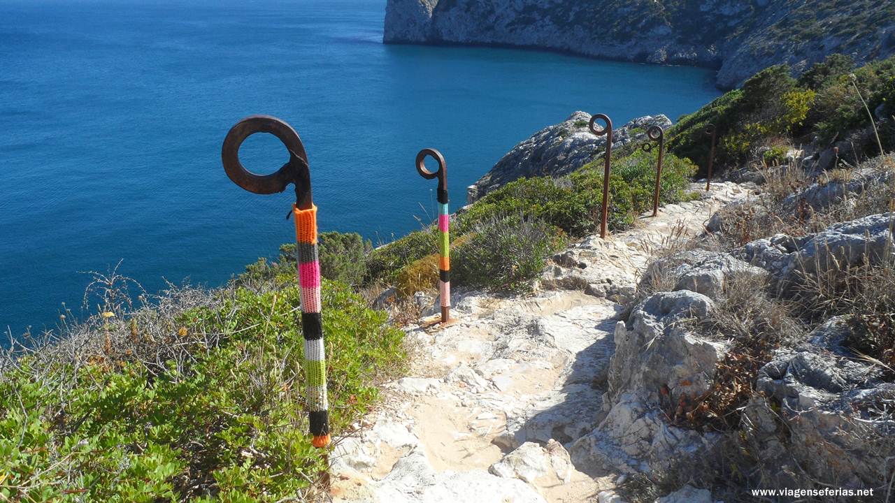 Caminho na Fortaleza do Beliche em Sagres no Algarve