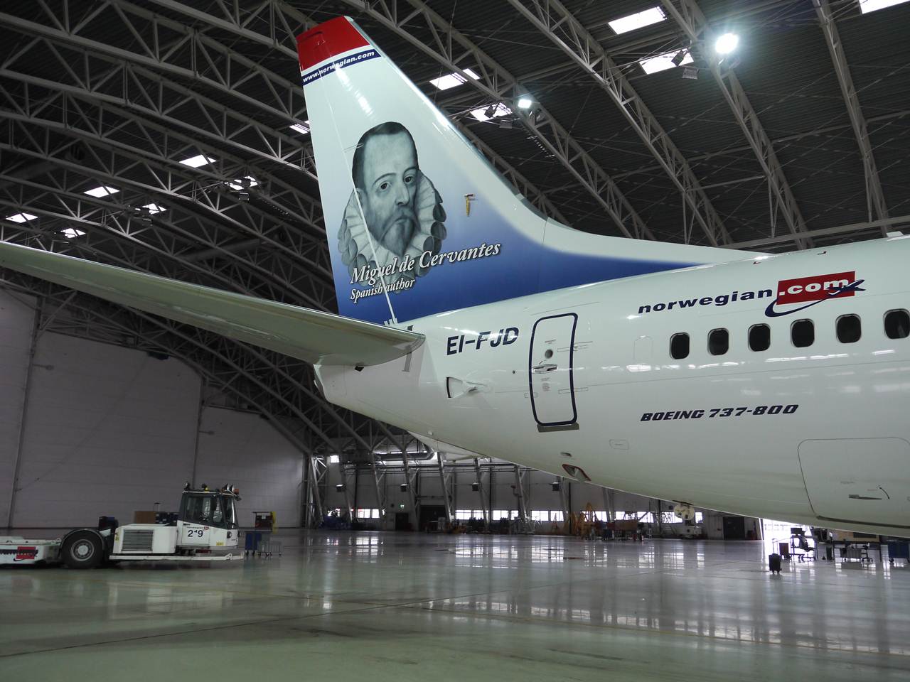 Cervantes pintado na cauda de um avião da Companhia Aérea Norwegian