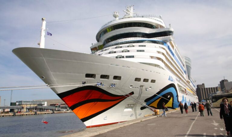 Navio de cruzeiro AIDAmar em Helsínquia na Finlândia