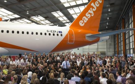 David Cameron discursa na sede da low cost easyJet em Luton